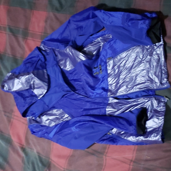 Under Armor Medium Fitted wind/rain breaker. - Picture 4 of 4